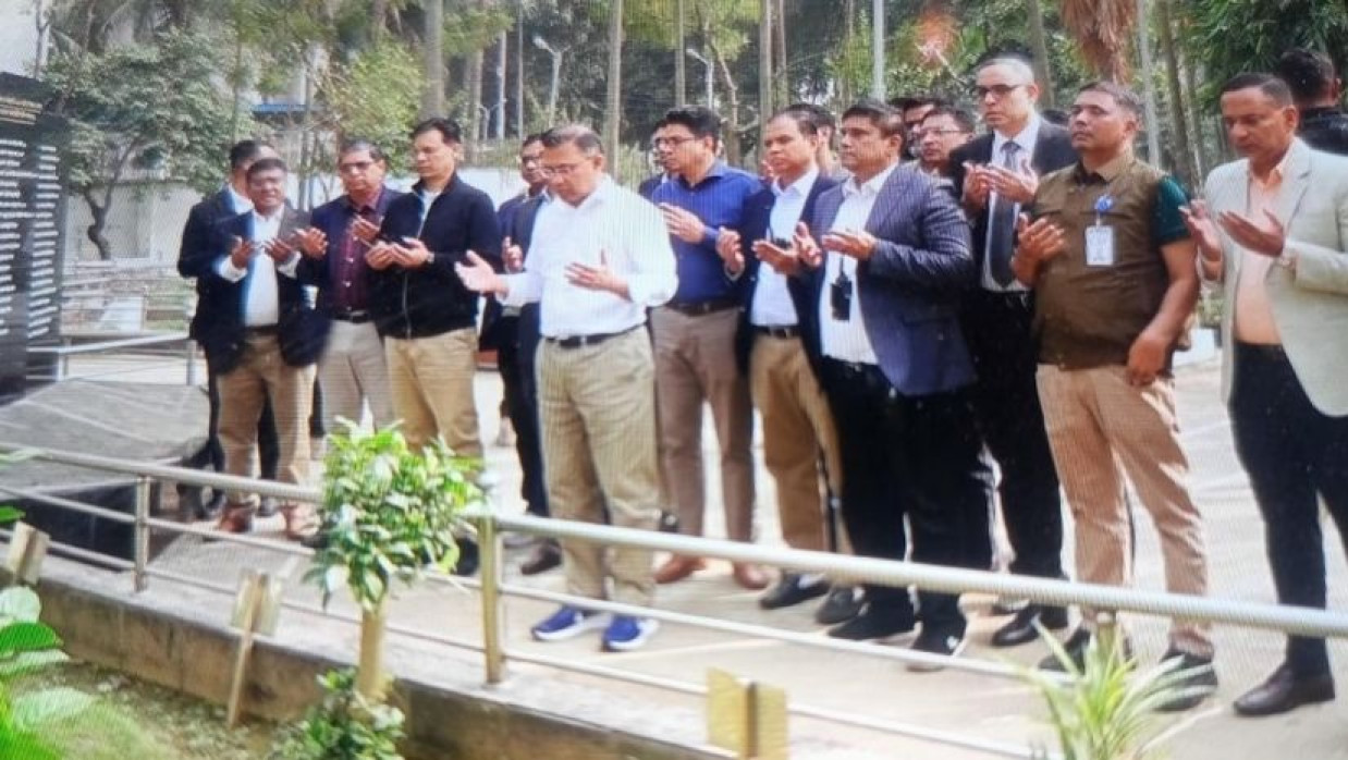 পিলখানা হত্যাকাণ্ডে শহীদ সেনা কর্মকর্তাদের কবর জিয়ারতের সময়ে