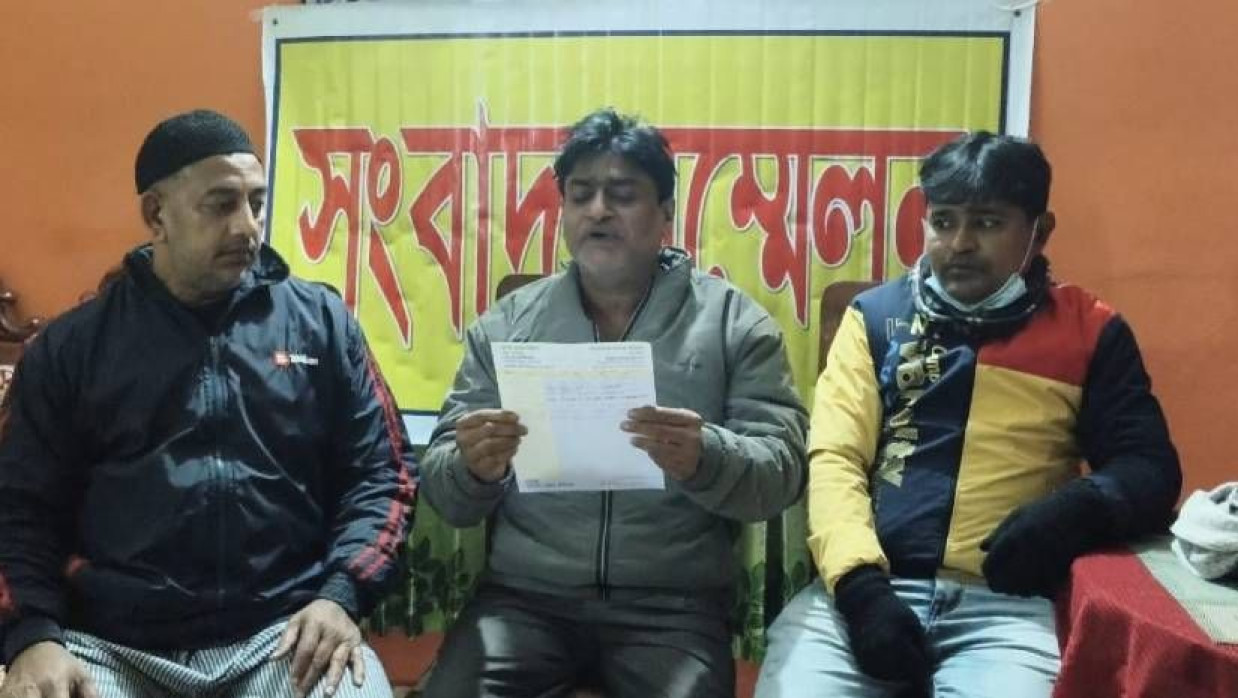 সংবাদ সম্মেলনে লিখিত বক্তব্য পড়ে শোনাচ্ছেন ওষুধ ব্যবসায়ী ইন্দ্রজিত রায়