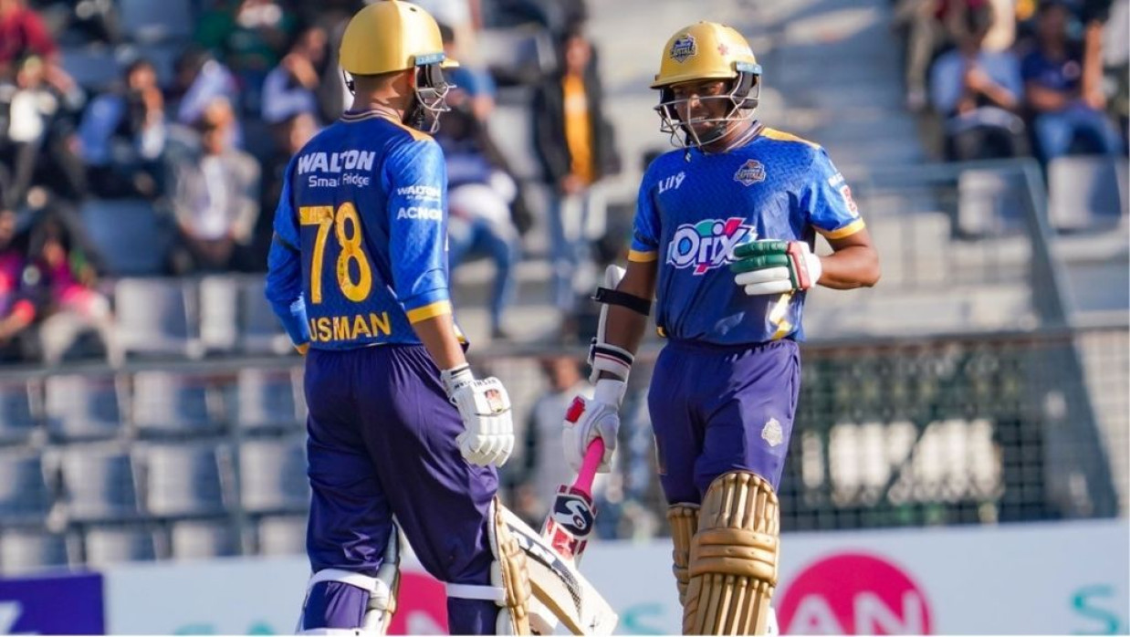 ঢাকা ক্যাপিটালসের দুই খেলোয়াড়