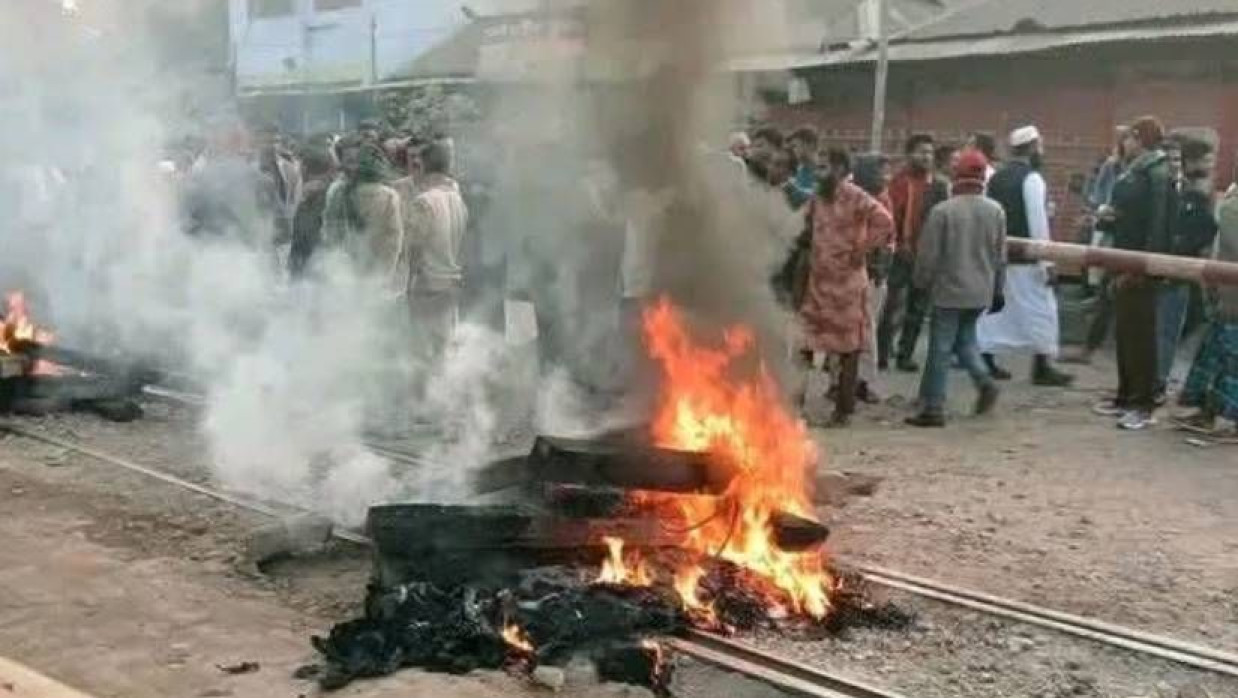 রেললাইন অবরোধ করে আগুন ধরিয়ে দেওয়া হয়