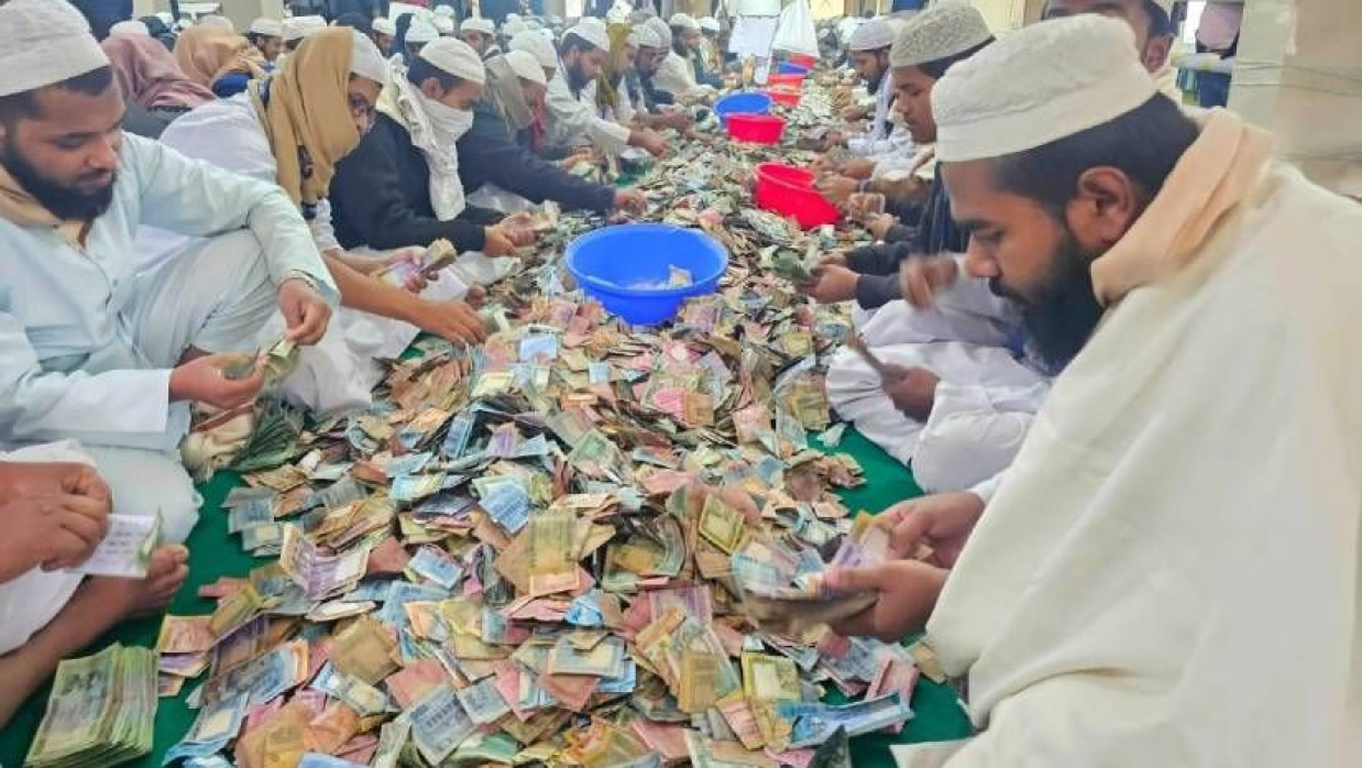 দানবাক্স থেকে পাওয়া টাকা গণনা করা হচ্ছে