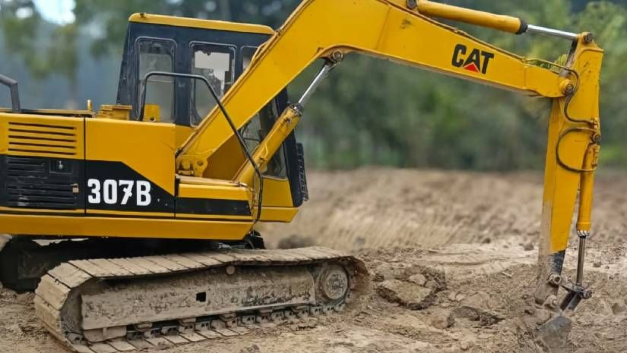 জমিতে এক্সকাভেটর দিয়ে মাটি কাটা হচ্ছে