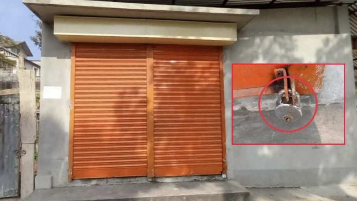 ব্যবসায়ীর দোকানে তালা