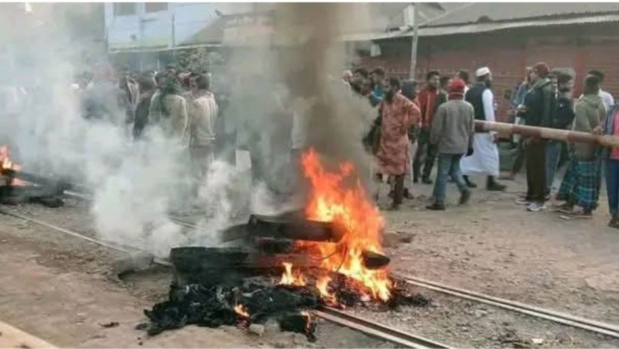 রেলপথে রেললাইনে আগুন