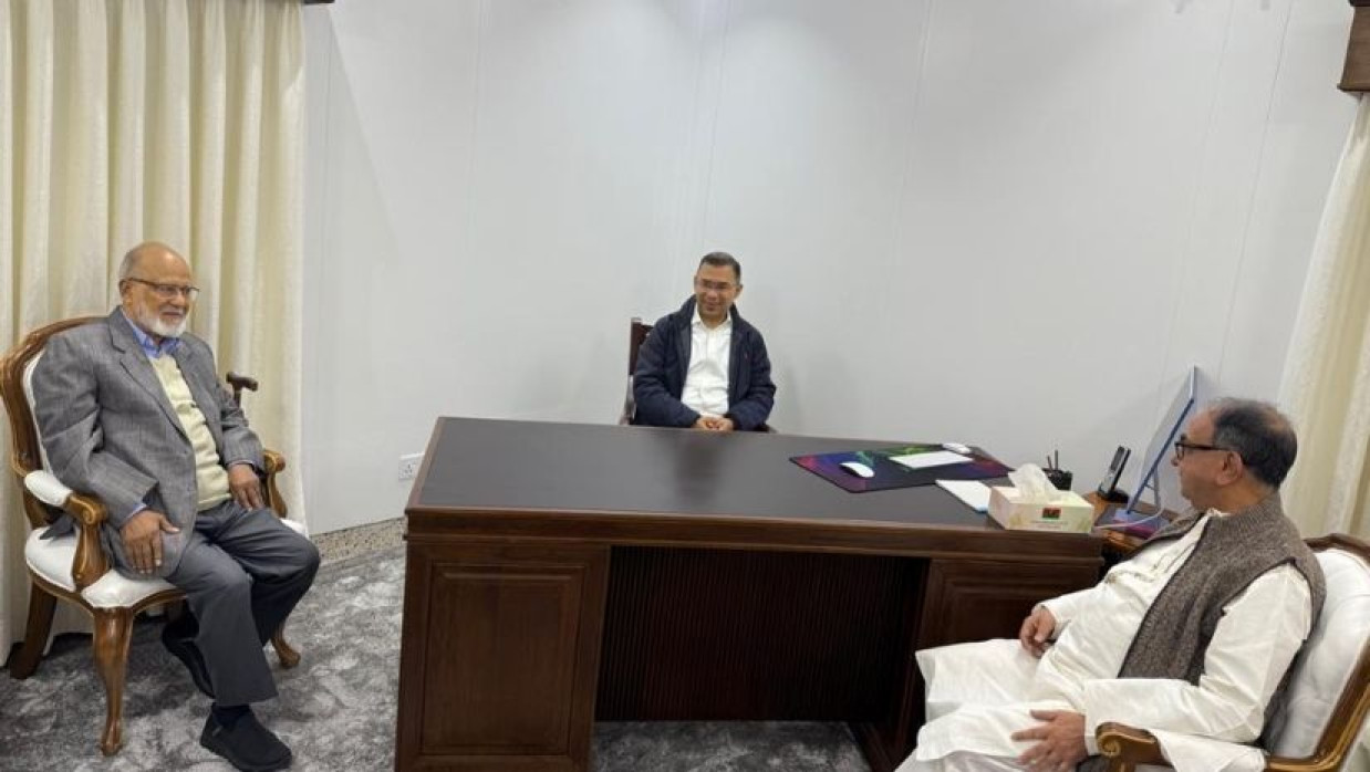 প্রথমবারের মতো চেয়ারপারসন কার্যালয়ে তারেক রহমান