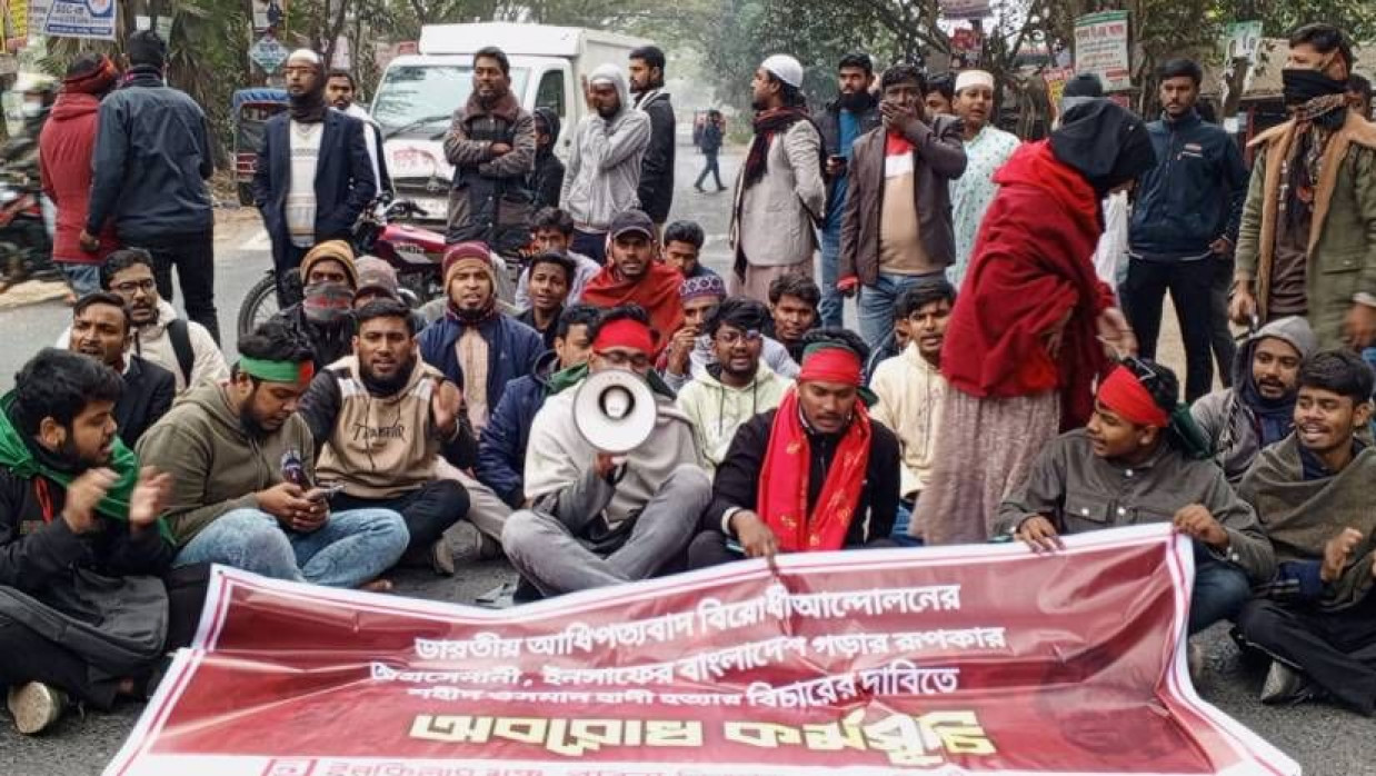 পাবিপ্রবি শিক্ষার্থীদের ঢাকা-পাবনা মহাসড়ক অবরোধ