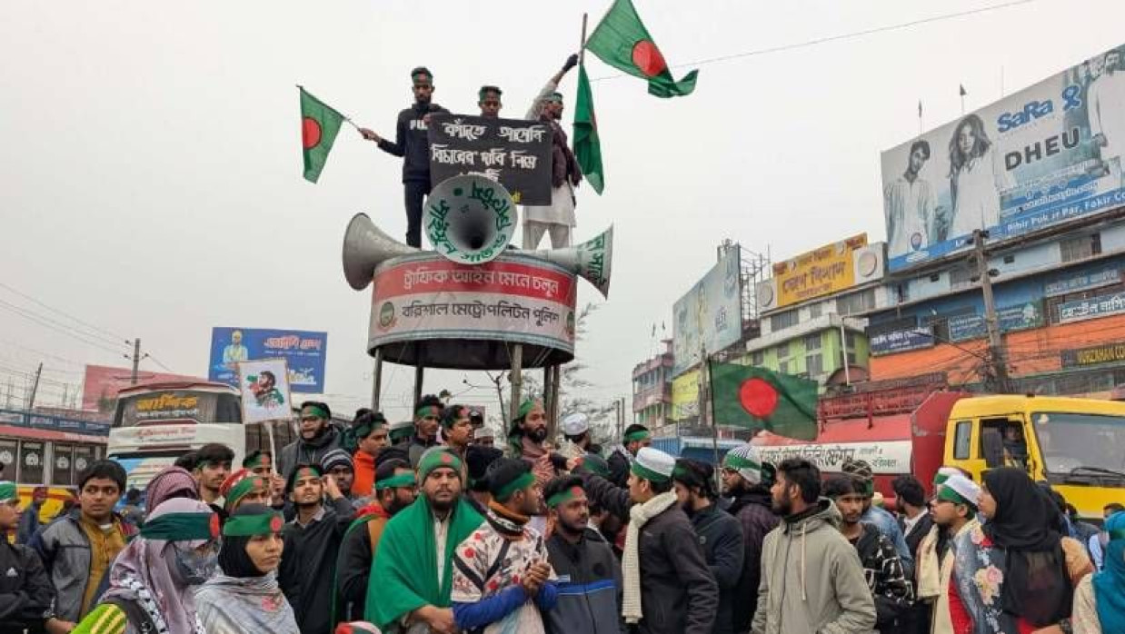 শরিফ ওসমান হাদি হত্যার বিচারের দাবিতে বরিশাল নথুল্লাবাদ মোড়ে অবস্থান নেন ছাত্র-জনতা