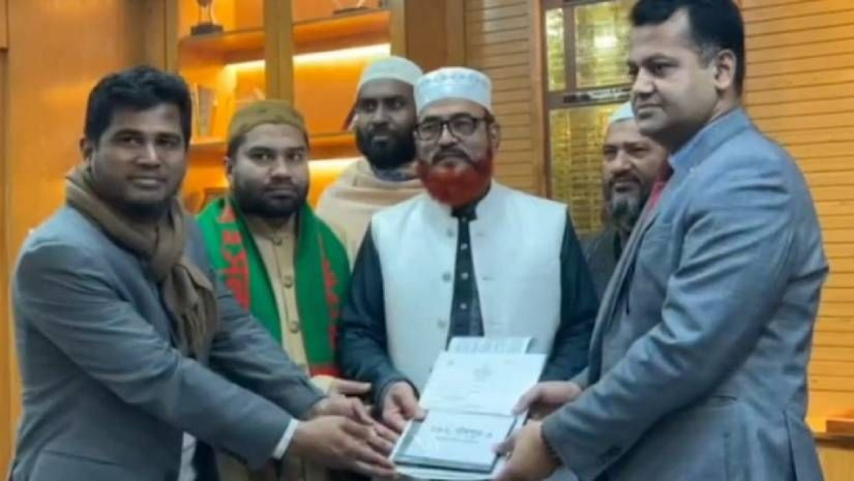 জেলা প্রশাসকের কাছ থেকে মনোনয়নপত্র সংগ্রহ করা হচ্ছে