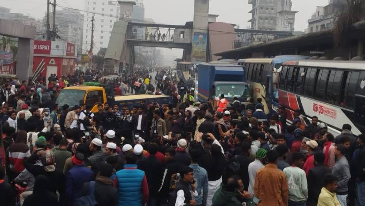 অবরোধের ফলে ঢাকা-ময়মনসিংহ মহাসড়কের উভয় পাশে যান চলাচল সম্পূর্ণ বন্ধ হয়ে যায়