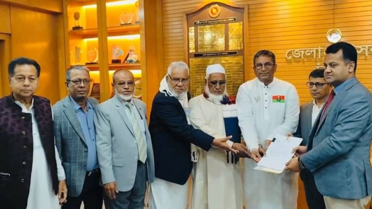 চাঁদপুর জেলা প্রশাসকের কাছে মনোনয়নপত্র জামা দেওয়া হচ্ছে