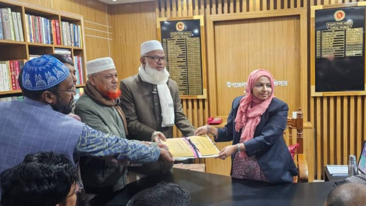 কালীগঞ্জ উপজেলা নির্বাহী কর্মকর্তার কাছে মনোনয়নপত্র জমা দেওয়া হচ্ছে