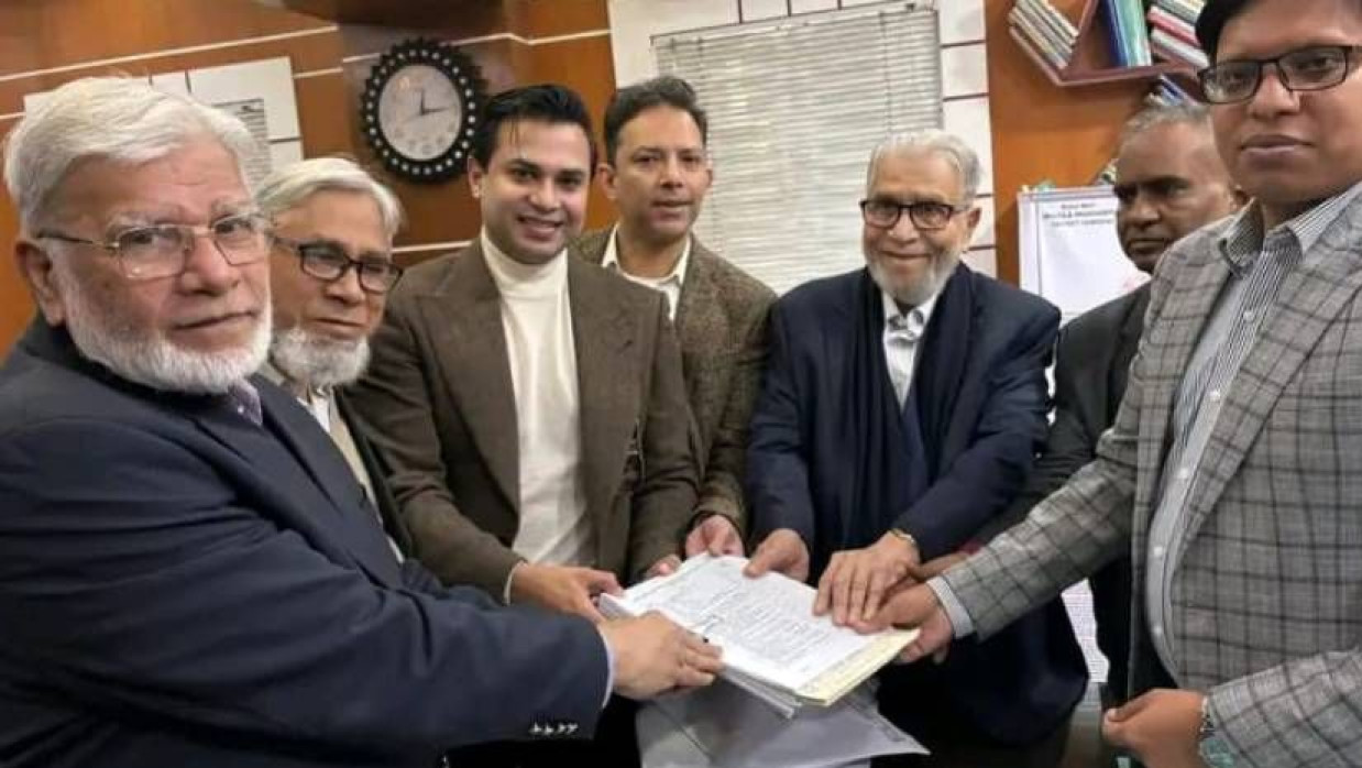 মনোনয়নপত্র দাখিল করা হচ্ছে