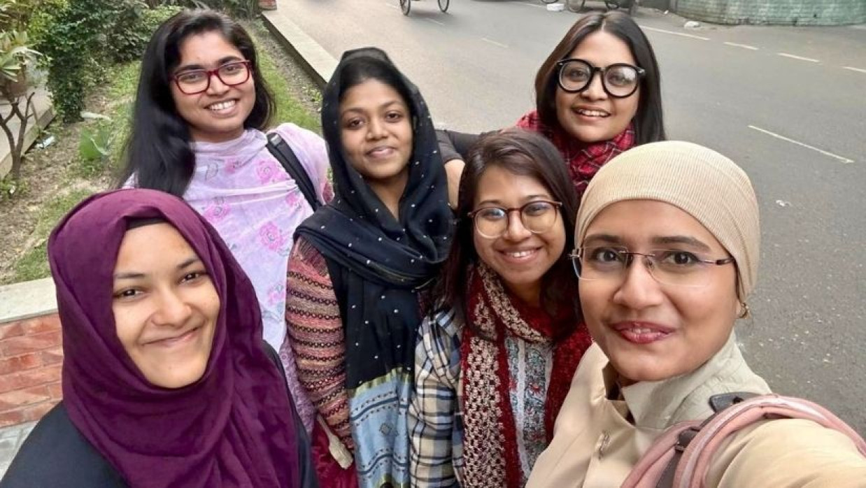 এনসিপির ছয় নেত্রীর সেলফি