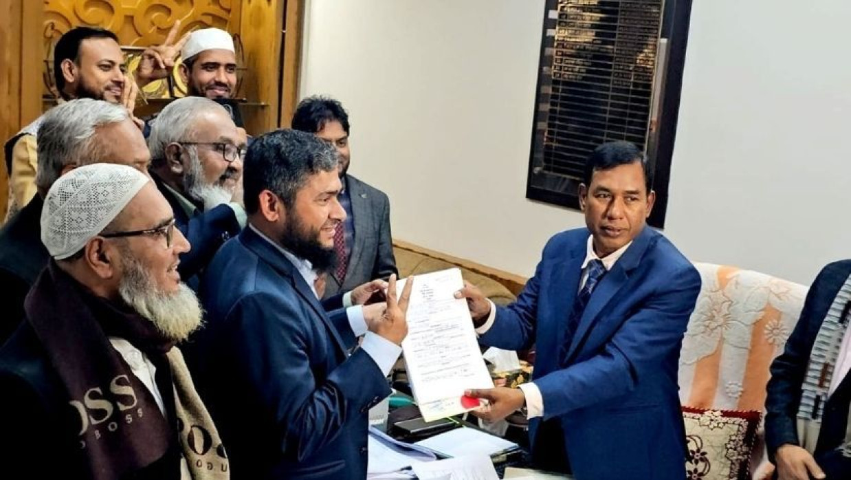 জুলাই শহীদের মা ও যোদ্ধাদের নিয়ে রিটার্নিং কর্মকর্তা বরাবর মনোনয়ন জমা দিয়েছেন ডা. খালিদুজ্জামান।