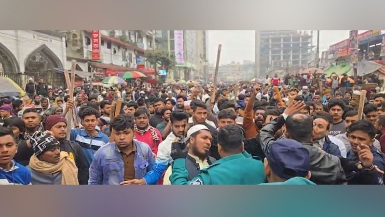 চাঁদাবাজির বিরুদ্ধে ব্যবসায়ীদের মানবন্ধনে বহিষ্কৃত যুবদল নেতা আব্দুর রহমান ও তার অনুসারীদের হামলার পর লাঠিসোঁটা নিয়ে ধাওয়া দেওয়া হয়