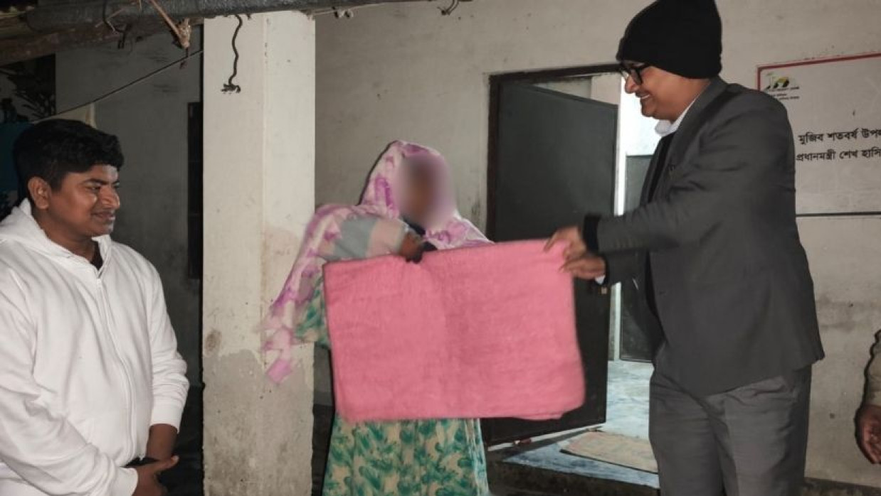 টুঙ্গিপাড়ায় শীতার্তদের মাঝে কম্বল বিতরণ করলেন ইউএনও