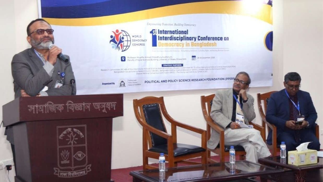 বক্তব্য রাখছেন ঢাকা বিশ্ববিদ্যালয়ের উপাচার্য অধ্যাপক ড. নিয়াজ আহমদ খান