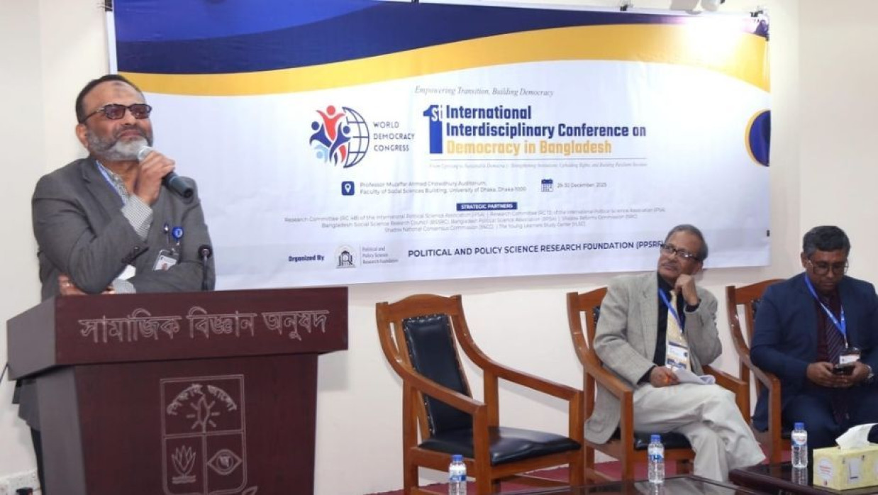 বক্তব্য রাখছেন ঢাকা বিশ্ববিদ্যালয়ের উপাচার্য অধ্যাপক নিয়াজ আহমদ খান