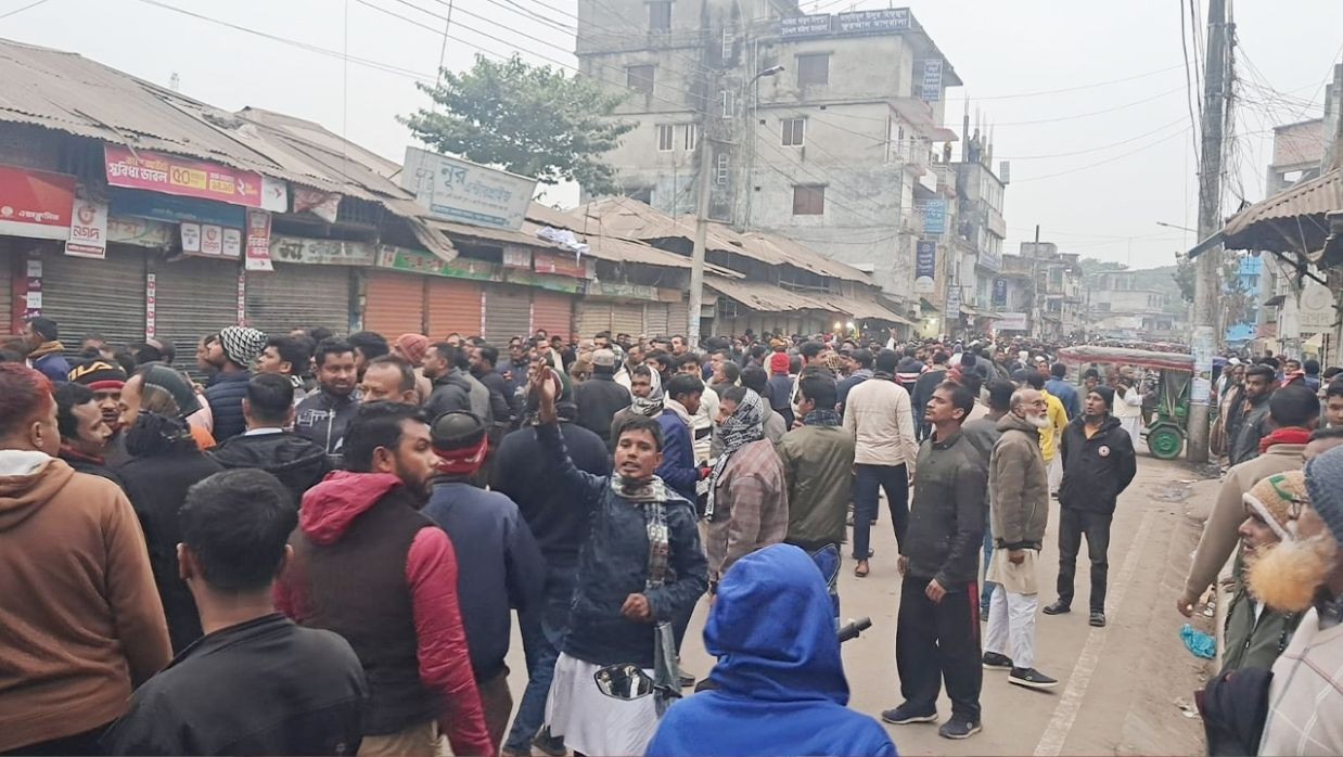 বিএনপির মিছিলে ককটেল বিস্ফোরণ