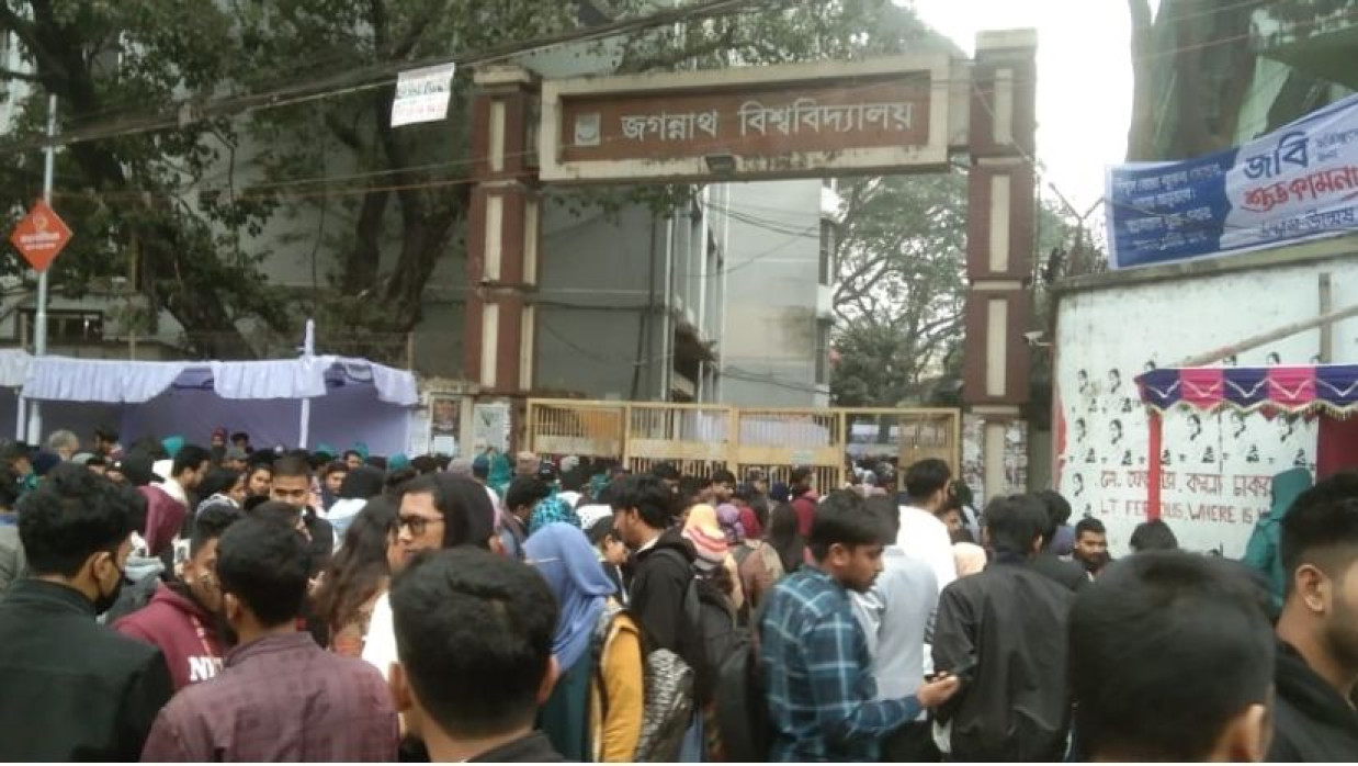 ভোট দিতে লাইনে শিক্ষার্থীরা