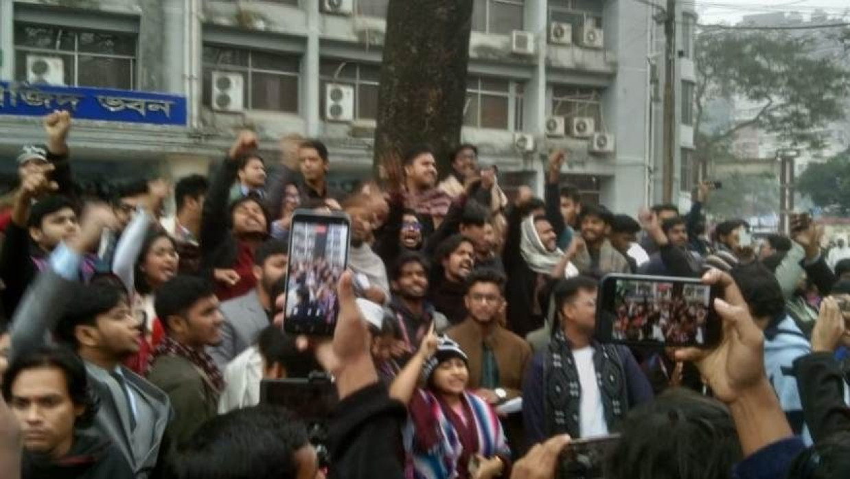 জকসু নির্বাচন স্থগিতের খবরে জবি ক্যাম্পাসে শিক্ষার্থীদের বিক্ষোভ