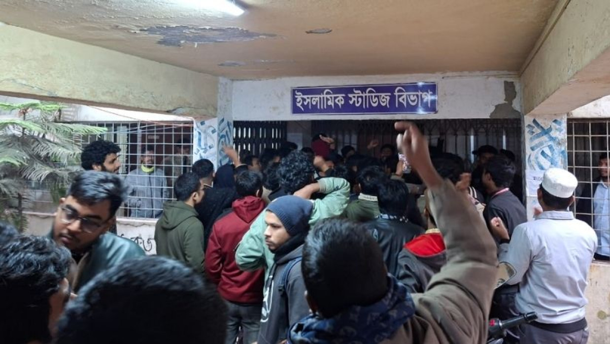 জবি শিক্ষক সমিতির সভাপতি অবরুদ্ধ