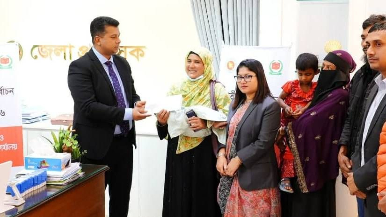 আনোয়ারার ইউএনও উদ্ধার হওয়া শিশু দুটিকে জেলা প্রশাসকের কার্যালয়ে নিয়ে আসেন