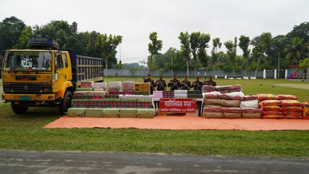 জব্দ করা ট্রাক ও পণ্য