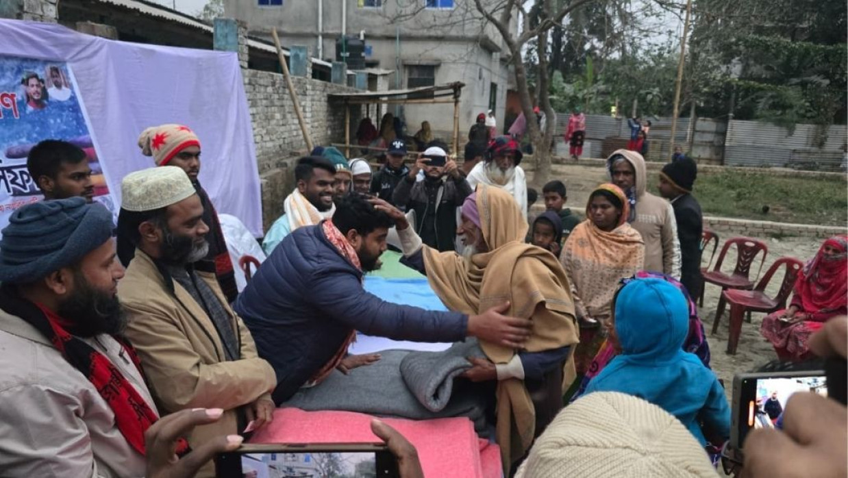 শীতার্ত দুস্থদের মাঝে এনসিপি নেতার কম্বল বিতরণ