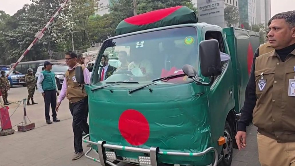 জাতীয় পতাকায় মোড়ানো ফ্রিজিং ভ্যানে