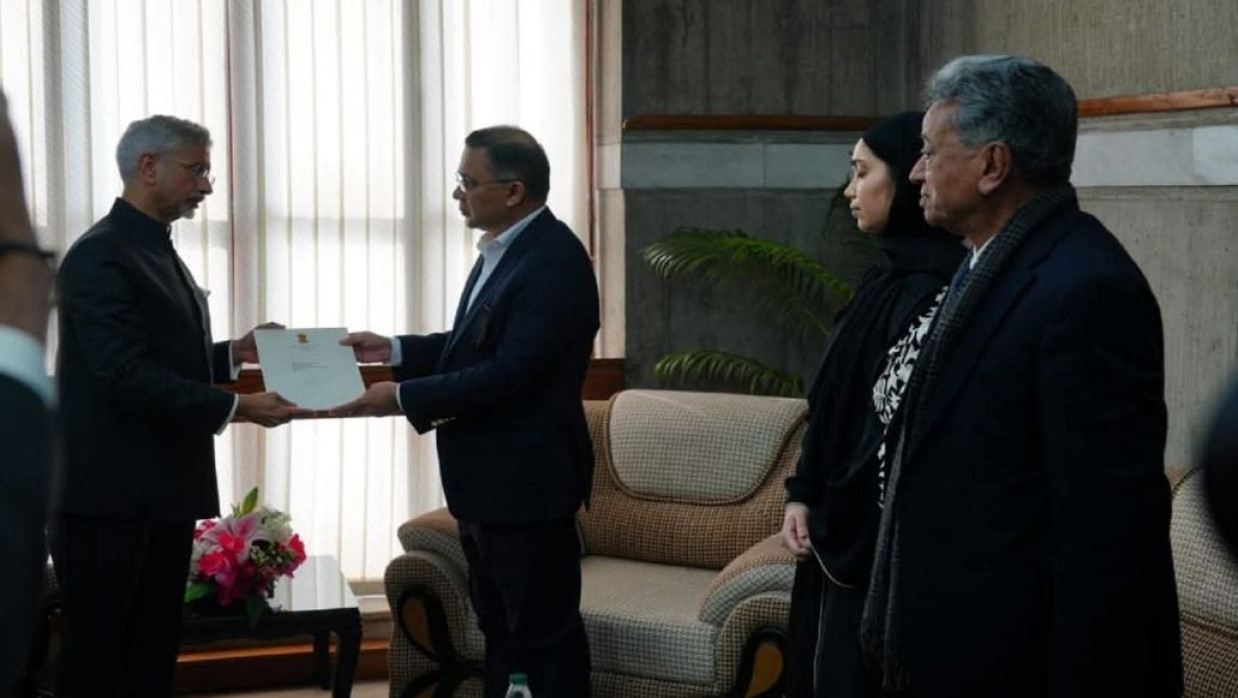 তারেক রহমানের হাতে শোকবার্তা তুলে দিচ্ছেন ভারতের পররাষ্ট্রমন্ত্রী ড. এস. জয়শঙ্কর