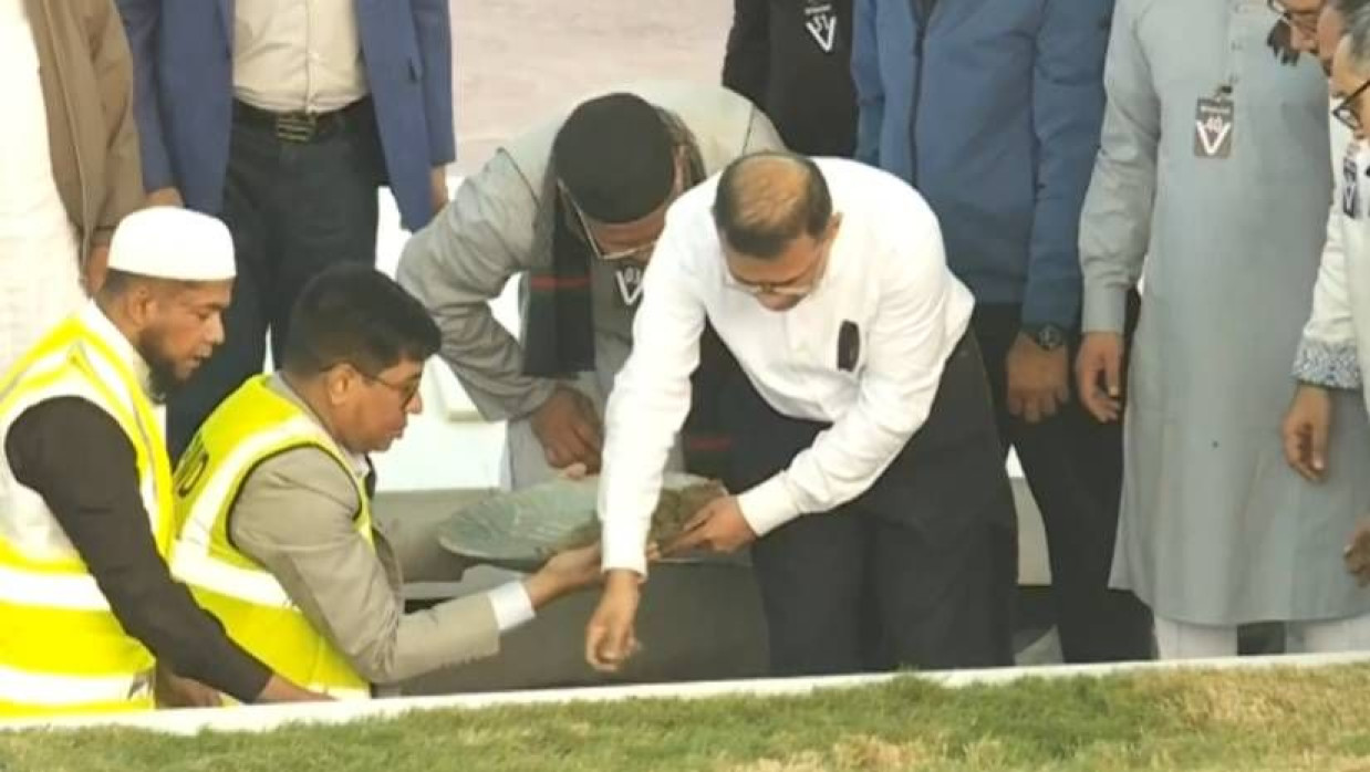 জিয়াউর রহমানের কবরের পাশে দাফন করা হয় খালেদা জিয়াকে