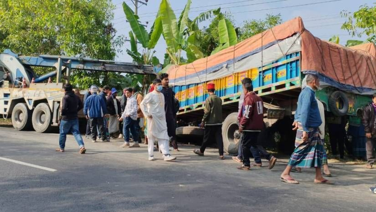 সিমেন্টবোঝাই ট্রাকের সামনে স্কেল ভেঙে নিয়ন্ত্রণ হারায়