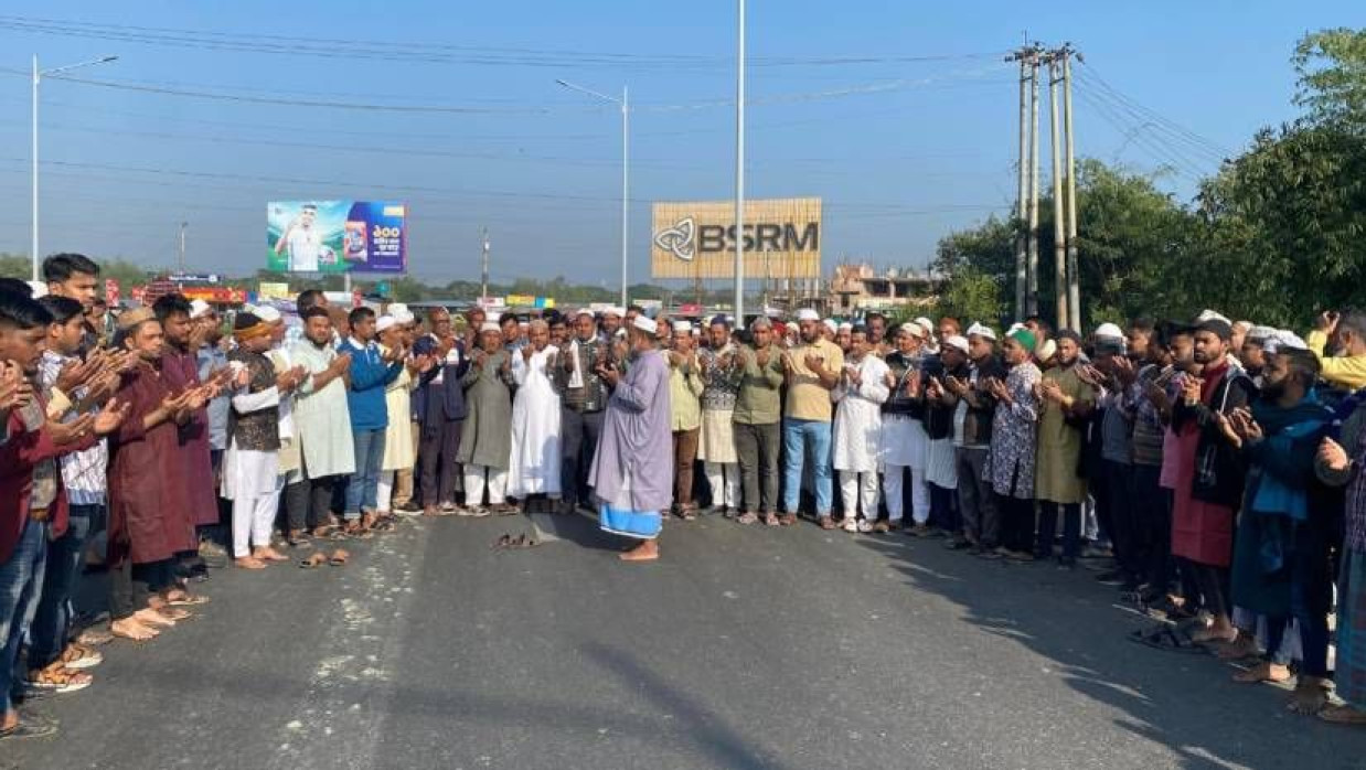আনোয়ারায় টানেল সংযোগ সড়কে সাবেক প্রধানমন্ত্রী খালেদা জিয়ার গায়েবানা জানাজা