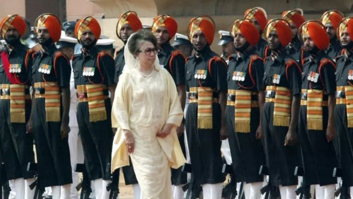ভারত সফরে খালেদা জিয়াকে গার্ড অনার