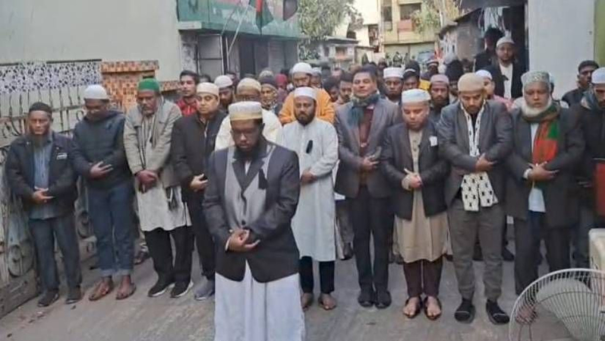 বাদ আসর জেলা বিএনপি কার্যালয়ের সামনে খালেদা জিয়ার গায়েবানা জানাজা আদায় করা হয়