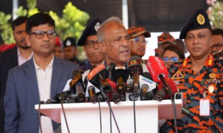 অবৈধ ও লুট হওয়া অস্ত্র উদ্ধারে সরকারের ব্যর্থতা নেই : স্বরাষ্ট্র উপদেষ্টা