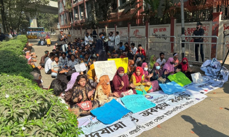 দ্বিতীয় দিনের মতো অবস্থান কর্মসূচিতে সাত কলেজ শিক্ষার্থীরা