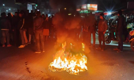 হাদি গুলিবিদ্ধের প্রতিবাদে কুড়িগ্রামে বিক্ষোভ ও সড়ক অবরোধ