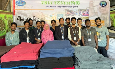 ইস্টার্ন ইউনিভার্সিটির সোশ্যাল ওয়েলফেয়ার ক্লাবের উদ্যোগে শীতার্তদের মাঝে কম্বল বিতরণ