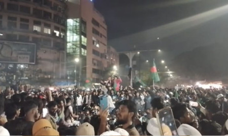  চার ঘণ্টা ধরে শাহবাগ অবরুদ্ধ করে রেখেছে ছাত্র জনতা  