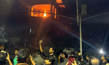 ধানমন্ডি ৩২ নম্বরে বিক্ষুব্ধ জনতার আগুন ও ভাঙচুর