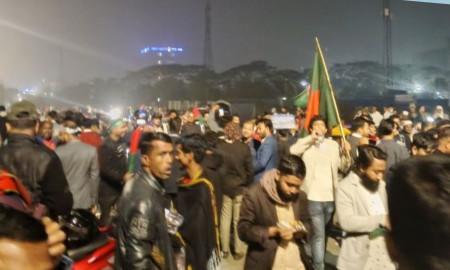 ৩০০ ফিট এলাকায় জনসমাগম বাড়ছে, মুখে মুখে ‘লিডার আসছেন’