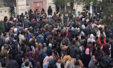 জকসু নির্বাচন স্থগিতের খবরে জবি ক্যাম্পাসে শিক্ষার্থীদের বিক্ষোভ