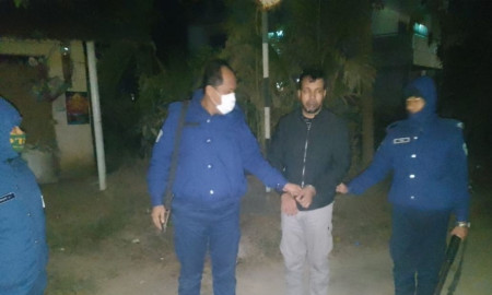 যৌথ অভিযানে অবৈধ অস্ত্রসহ অস্ত্র ব্যবসায়ী আটক