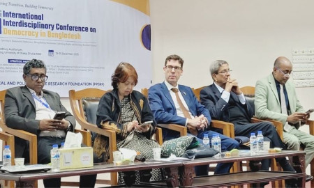 গণতন্ত্রের সংকট উত্তরণে নাগরিক-গণমাধ্যমের আত্মপর্যালোচনা জরুরি