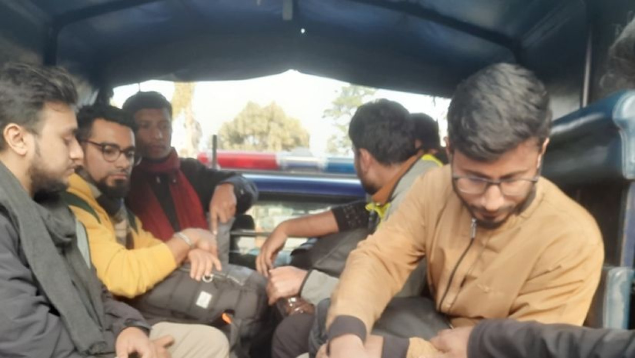 নিষিদ্ধ হিযবুত তাহরীরের পোস্টার, আটক ৫