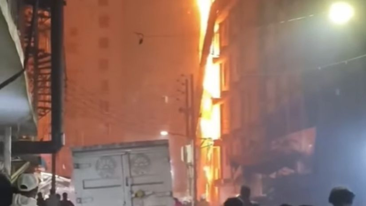 রাজধানীতে ভবনে আগুন