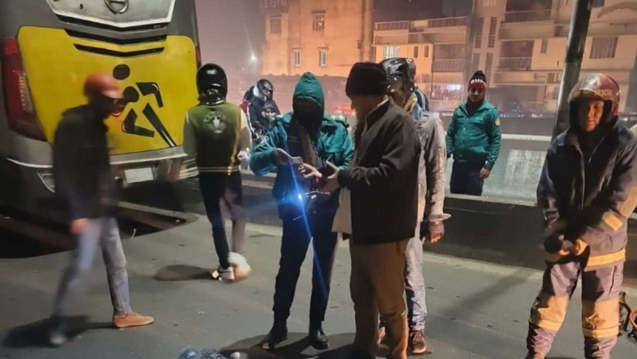 ফ্লাইওভারে কাভার্ডভ্যান চাপায় পুলিশ সদস্য নিহত