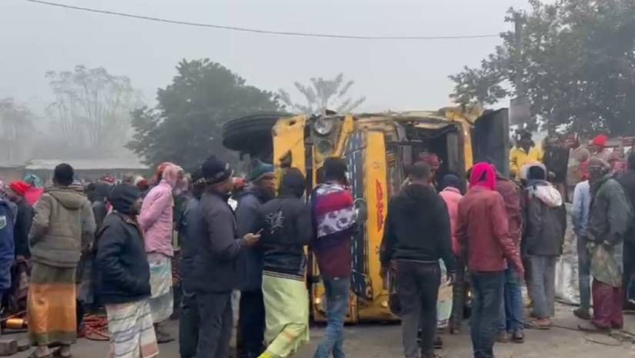 ঘন কুয়াশায় বালুবাহী একটি ট্রাক নিয়ন্ত্রণ হারিয়ে সড়কে উল্টে যায়